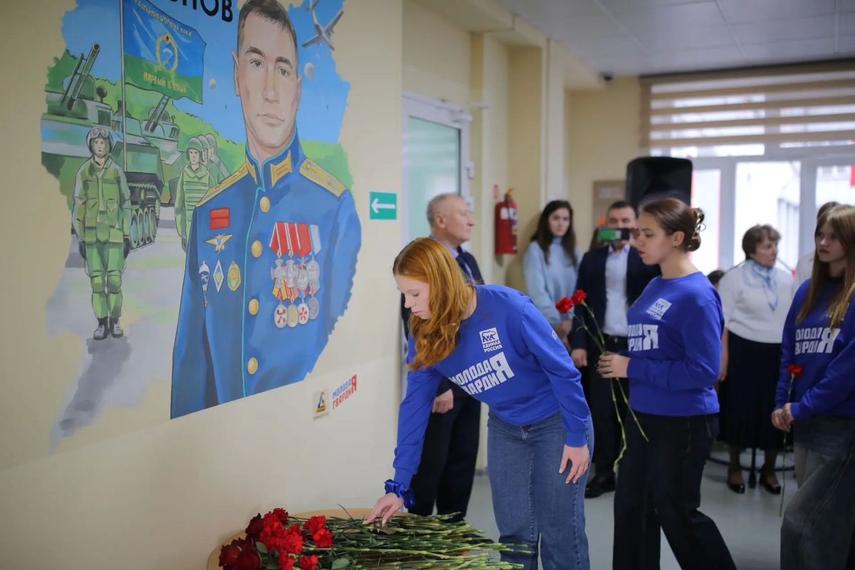 Максим Афанасьев: Сегодня в школе № 43 состоялось знаковое событие: в рамках проекта «Тюменский Герой» был открыт мурал, посвящённый нашему земляку, выпускнику этой школы, гвардии майору Андрею Валерьевичу Приказнову... Максим Афанасьев: Сегодня в школе № 43 состоялось знаковое событие: в рамках проекта «Тюменский Герой» был открыт мурал, посвящённый нашему земляку, выпускнику этой школы, гвардии майору Андрею Валерьевичу Приказнову...