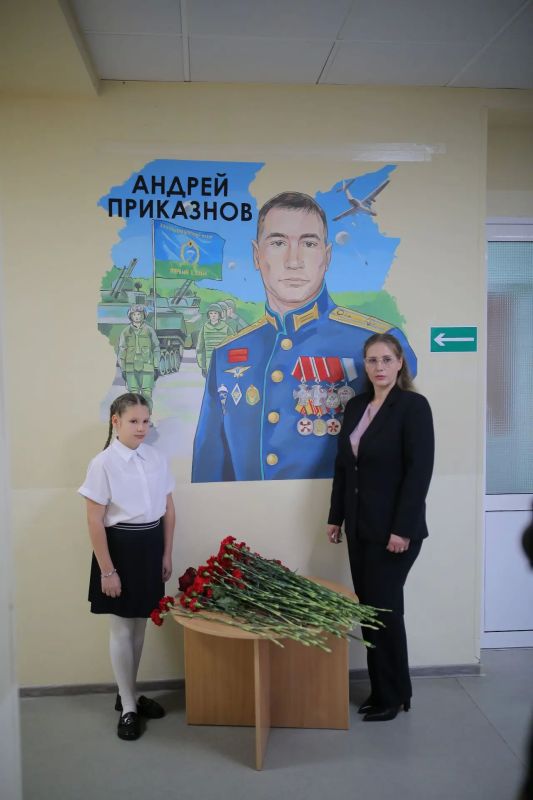 Максим Афанасьев: Сегодня в школе № 43 состоялось знаковое событие: в рамках проекта «Тюменский Герой» был открыт мурал, посвящённый нашему земляку, выпускнику этой школы, гвардии майору Андрею Валерьевичу Приказнову... Максим Афанасьев: Сегодня в школе № 43 состоялось знаковое событие: в рамках проекта «Тюменский Герой» был открыт мурал, посвящённый нашему земляку, выпускнику этой школы, гвардии майору Андрею Валерьевичу Приказнову...