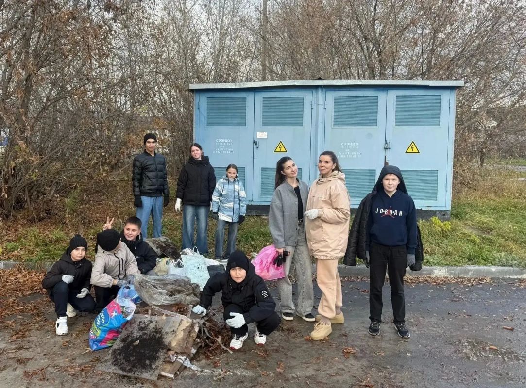 В микрорайоне Сумкино прошёл субботник: сотрудники и учащиеся школы дружно вышли на уборку территории рядом со своей школой