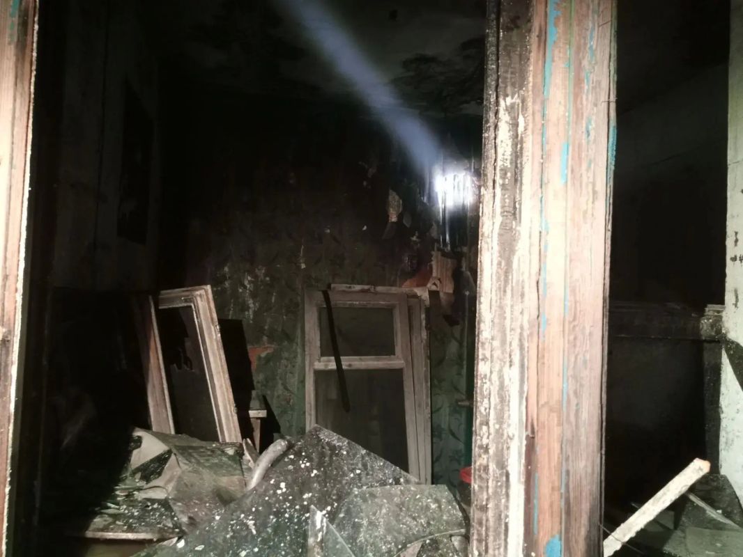 ПОЖАРНЫЕ СПАСЛИ ИЗ ГОРЯЩЕГО ДОМА 4 ЧЕЛОВЕК ИЗ НИХ 3 ДЕТЕЙ ПОЖАРНЫЕ СПАСЛИ ИЗ ГОРЯЩЕГО ДОМА 4 ЧЕЛОВЕК ИЗ НИХ 3 ДЕТЕЙ
