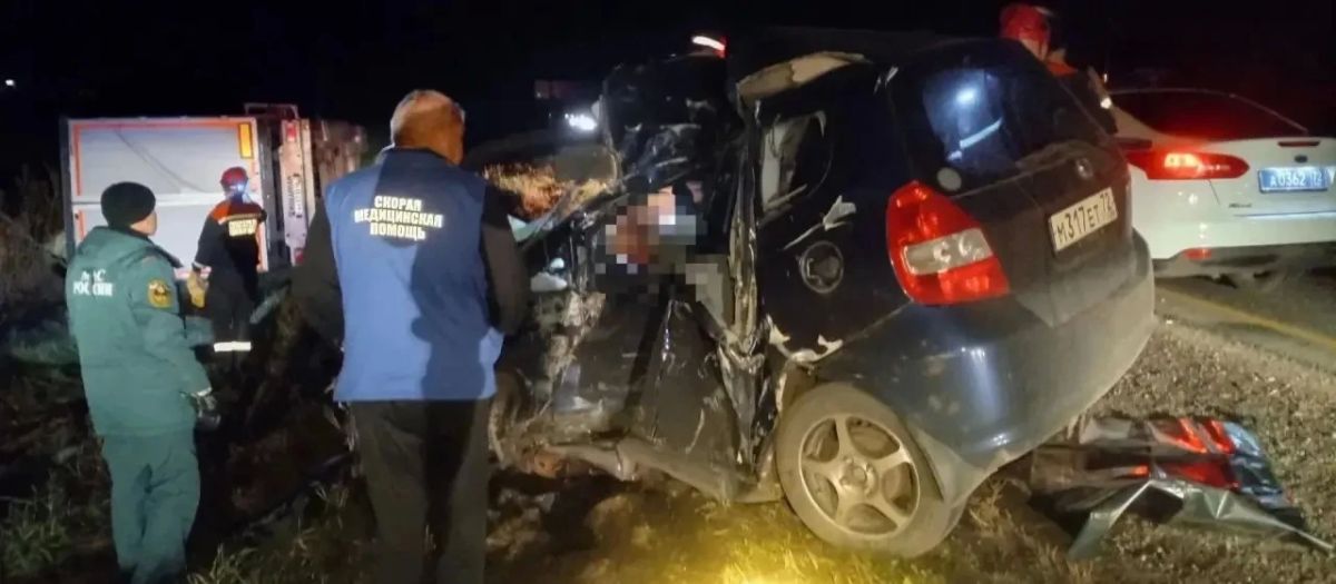 Спасатели извлекали тело погибшей в аварии женщины: трагедия произошла в минувшие выходные на трассе Тюмень — Омск