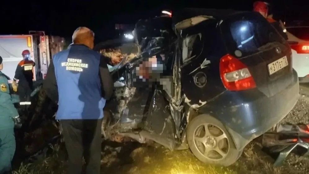 На трассе Тюмень — Омск в минувшие выходные произошла смертельная авария: спасателям пришлось деблокировать из разбитой машины тело погибшей женщины
