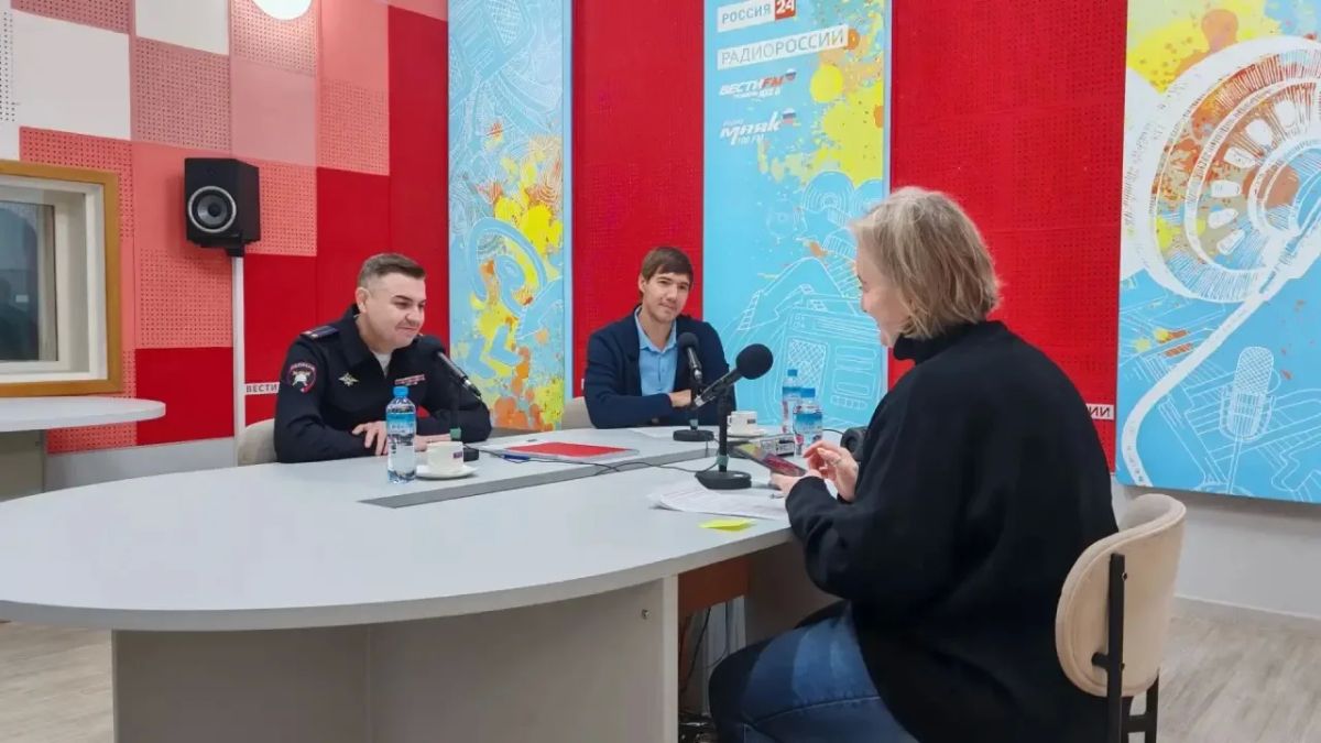 Сегодня в программе «Дорога домой» на радио «Вести FM» говорили о безопасности на дорогах в период межсезонья и готовности дорожных служб к работе в зимний период заместитель начальника Управления Госавтоинспекции Тюменской... Сегодня в программе «Дорога домой» на радио «Вести FM» говорили о безопасности на дорогах в период межсезонья и готовности дорожных служб к работе в зимний период заместитель начальника Управления Госавтоинспекции Тюменской...