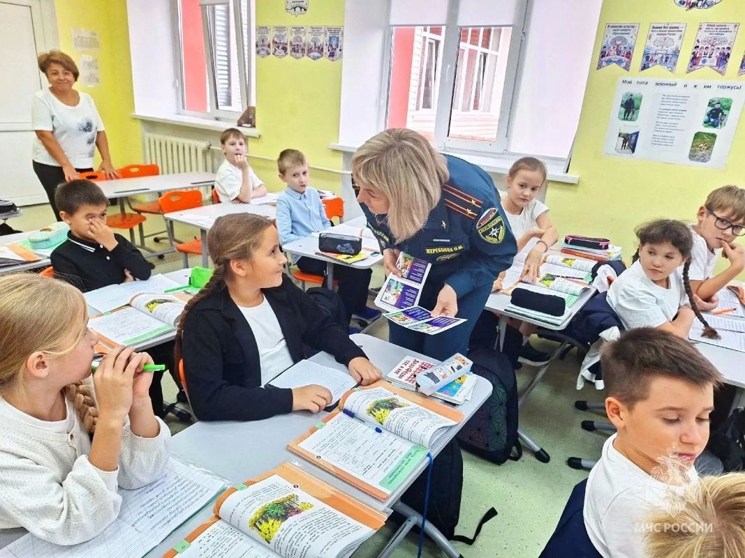 Безопасные каникулы. В преддверии осенних школьных каникул сотрудники Главного управления МЧС России по Тюменской области проводят профилактические беседы в общеобразовательных учреждениях региона Безопасные каникулы. В преддверии осенних школьных каникул сотрудники Главного управления МЧС России по Тюменской области проводят профилактические беседы в общеобразовательных учреждениях региона