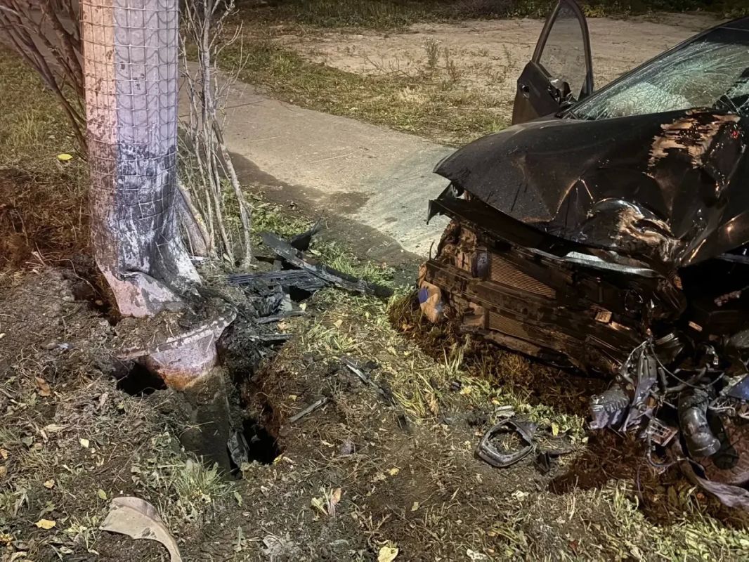 В пьяном ДТП в центре Тюмени погиб человек Сегодня под утро автомобиль «Хендэ Солярис» въехал в бордюр дороги на Ул.Запольной, 12, затем его отбросило в стойку дорожного знака и в столб В пьяном ДТП в центре Тюмени погиб человек Сегодня под утро автомобиль «Хендэ Солярис» въехал в бордюр дороги на Ул.Запольной, 12, затем его отбросило в стойку дорожного знака и в столб