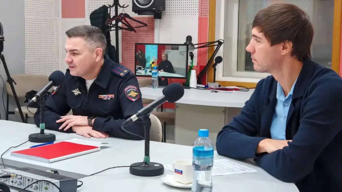 Сегодня в программе «Дорога домой» на радио «Вести FM» говорили о безопасности на дорогах в период межсезонья и готовности дорожных служб к работе в зимний период заместитель начальника Управления Госавтоинспекции Тюменской... Сегодня в программе «Дорога домой» на радио «Вести FM» говорили о безопасности на дорогах в период межсезонья и готовности дорожных служб к работе в зимний период заместитель начальника Управления Госавтоинспекции Тюменской...