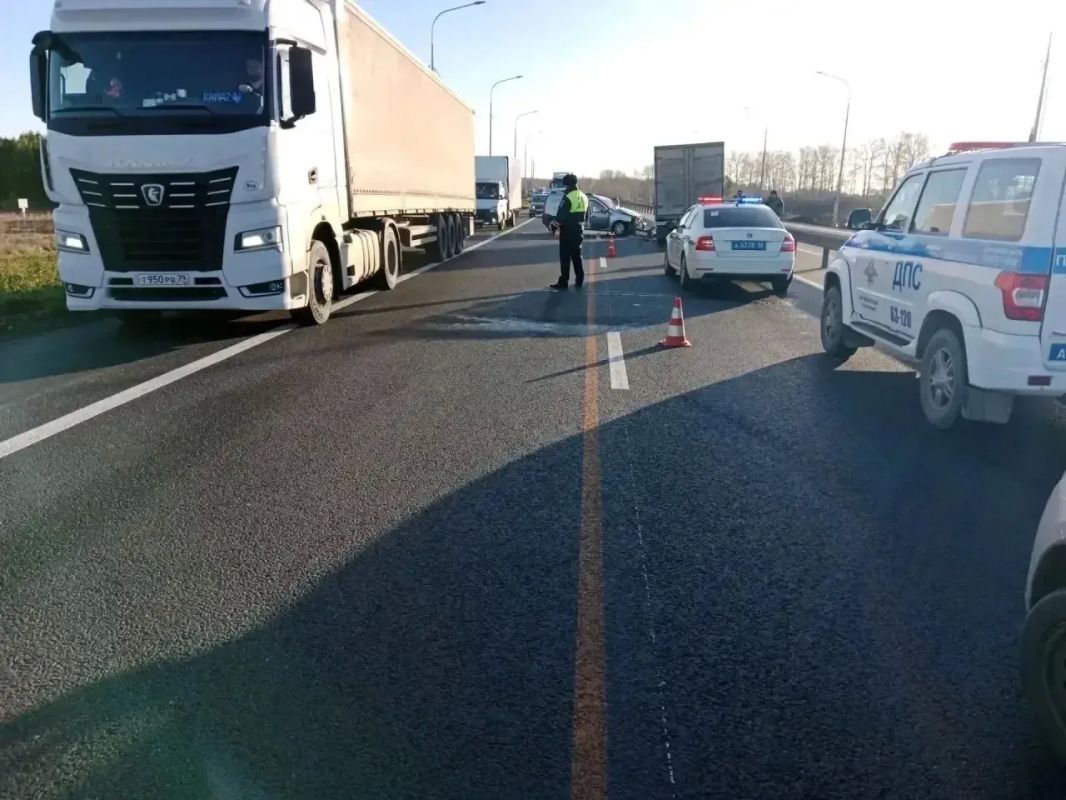 На трассе Екатеринбург — Тюмень произошло ДТП: водители стоят в пробке — введено реверсивное движение