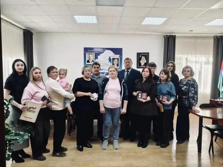 В Тюменском округе семьям военнослужащих передали государственные награды