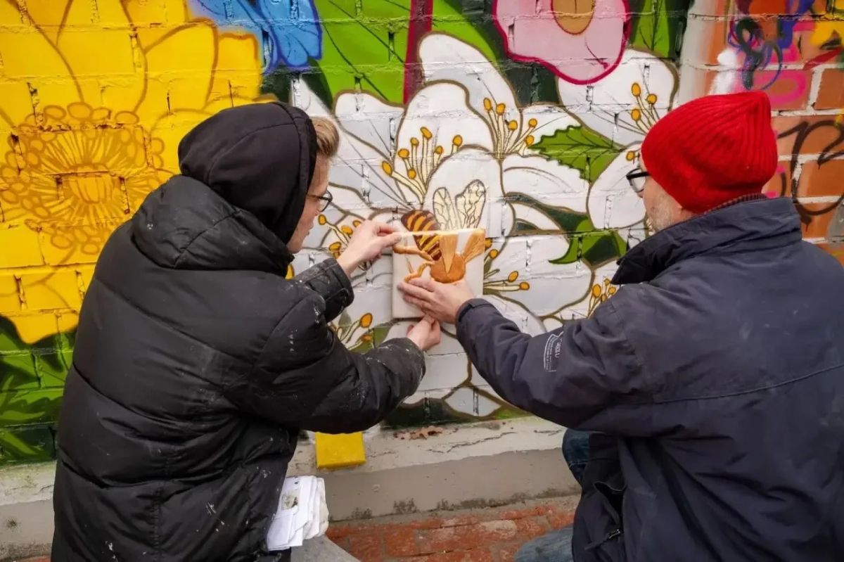 В центре Тюмени скоро станет ещё ярче — на перекрёстке улиц Челюскинцев, Ленина и Кирова почти готов 60метровый мурал «Тюменский орнамент» В центре Тюмени скоро станет ещё ярче — на перекрёстке улиц Челюскинцев, Ленина и Кирова почти готов 60метровый мурал «Тюменский орнамент»