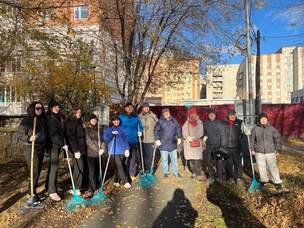 Субботник с сквере Депутатов объединил ТОСы и городские организации Субботник с сквере Депутатов объединил ТОСы и городские организации