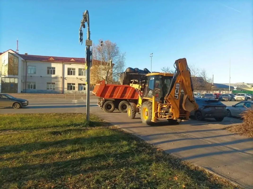 Продолжаем наводить порядок и чистоту в нашем городе перед зимними холодами Продолжаем наводить порядок и чистоту в нашем городе перед зимними холодами
