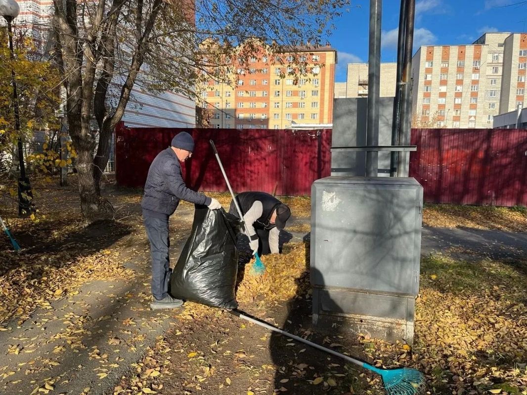 Субботник с сквере Депутатов объединил ТОСы и городские организации Субботник с сквере Депутатов объединил ТОСы и городские организации