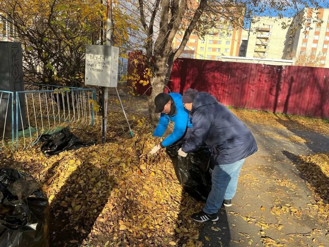 Субботник с сквере Депутатов объединил ТОСы и городские организации Субботник с сквере Депутатов объединил ТОСы и городские организации