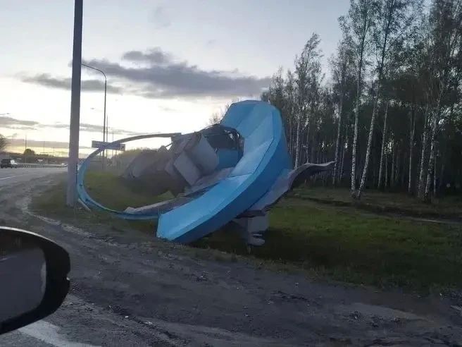 Стела на въезде в город до сих пор не вернулась на место Стела на въезде в город до сих пор не вернулась на место