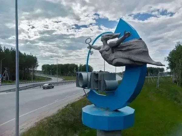 Стела на въезде в город до сих пор не вернулась на место