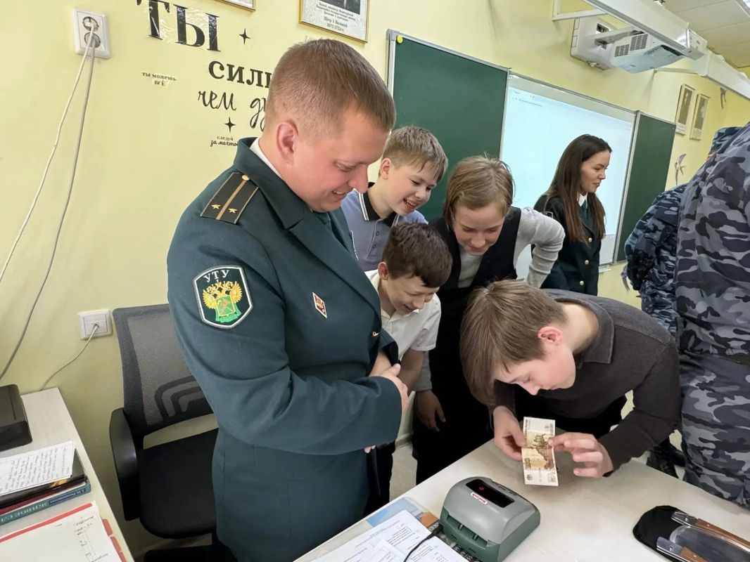 С Днём работника таможни!. Тюменская таможня – одна из самых масштабных в стране, зона работы её сотрудников распространяется на несколько регионов: Ямал, Югру, Тюменскую и Курганскую области С Днём работника таможни!. Тюменская таможня – одна из самых масштабных в стране, зона работы её сотрудников распространяется на несколько регионов: Ямал, Югру, Тюменскую и Курганскую области