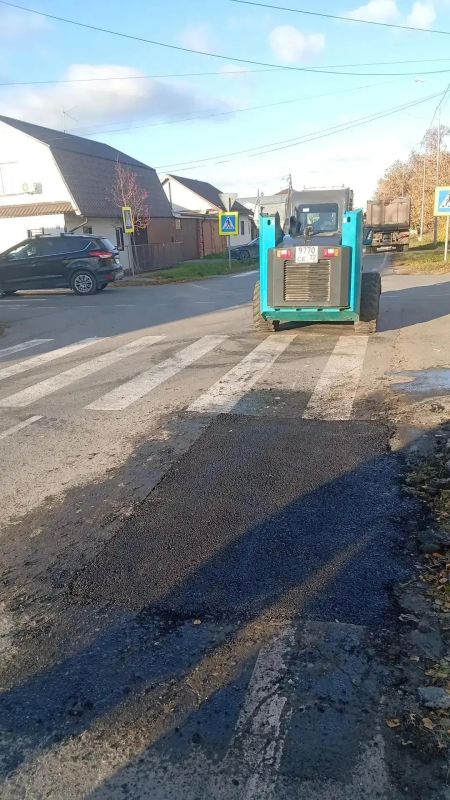 В Калининском округе Тюмени продолжается ямочный ремонт дорог и тротуаров
