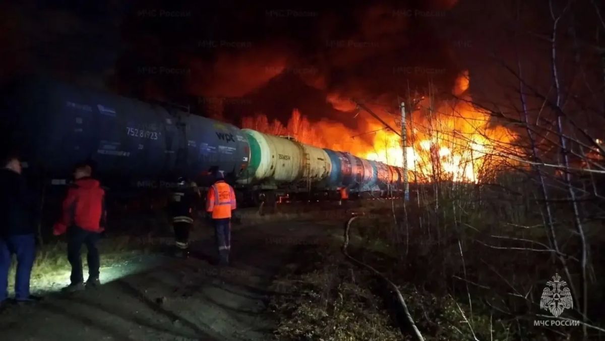В соседнем Екатеринбурге горят цистерны после схода грузового поезда: жителей просят не открывать окна, а на улице надевать респираторы