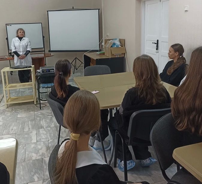 Профориентационная экскурсия в Областную больницу № 13 стала для восьмиклассников Исетской школы № 1 настоящим погружением в мир медицины Профориентационная экскурсия в Областную больницу № 13 стала для восьмиклассников Исетской школы № 1 настоящим погружением в мир медицины