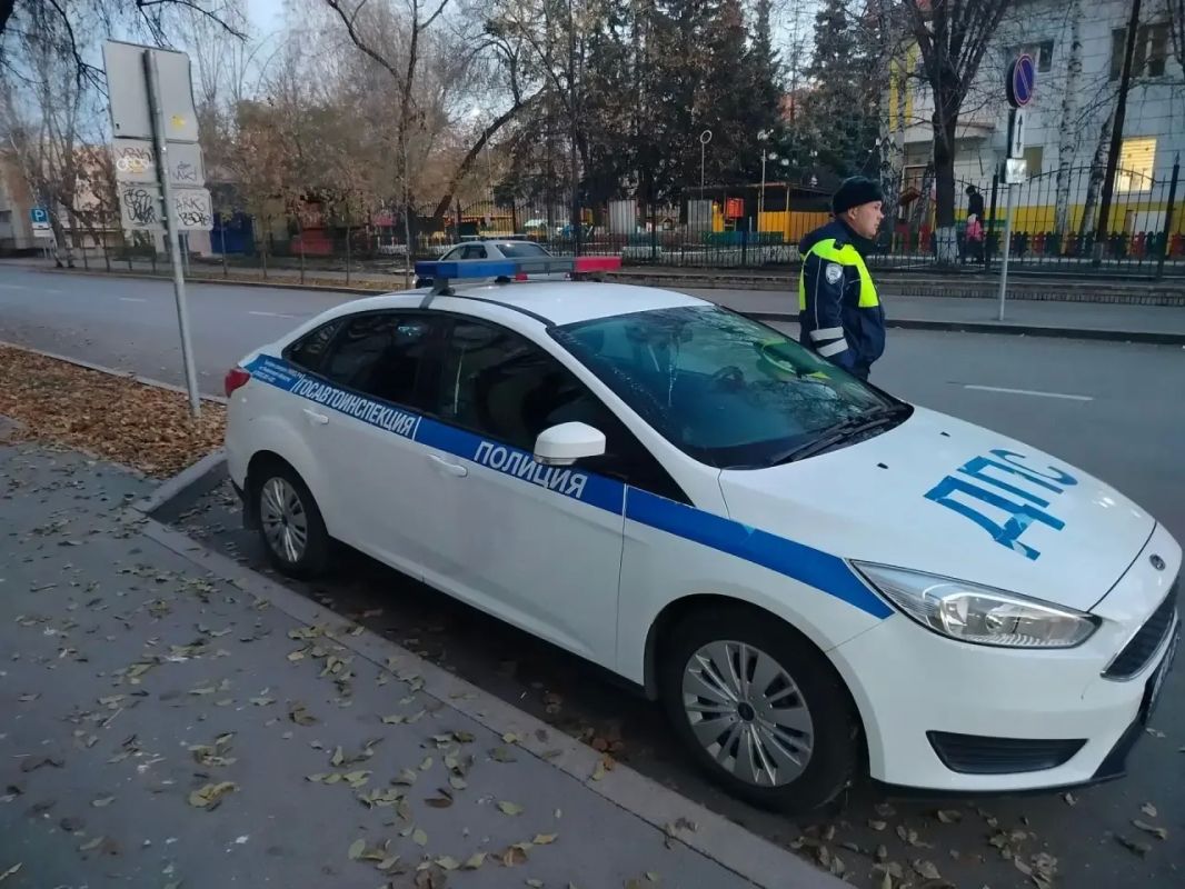 «Школьный час» в Тюмени. Инспекторы полка ДПС Госавтоинспекции обеспечили безопасный переход детей по маршрутам «дом-школа-дом»