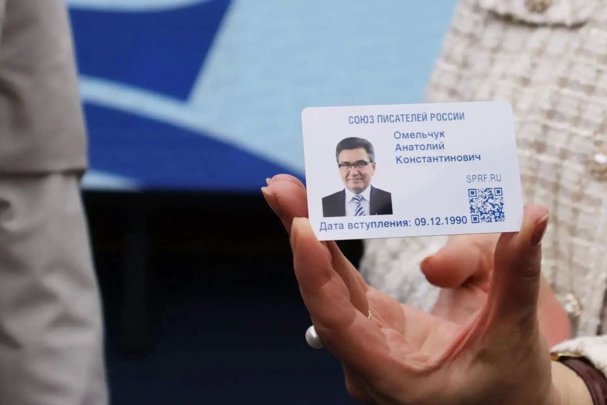 В Менделеевке прошло торжественное вручение писательских билетов нового образца членам Тюменского регионального отделения Союза писателей России В Менделеевке прошло торжественное вручение писательских билетов нового образца членам Тюменского регионального отделения Союза писателей России