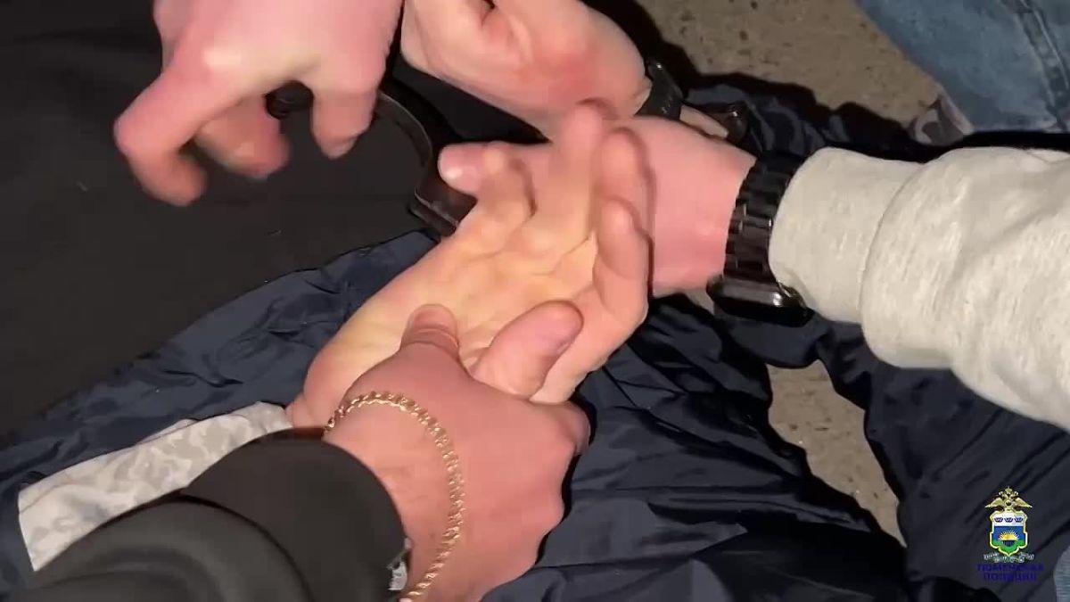 В Тюмени сотрудники Управления уголовного розыска совместно с оперативниками УБК регионального УМВД пресекли незаконную деятельность 35-летнего жителя Московской области, подозреваемого в пособничестве мошенникам