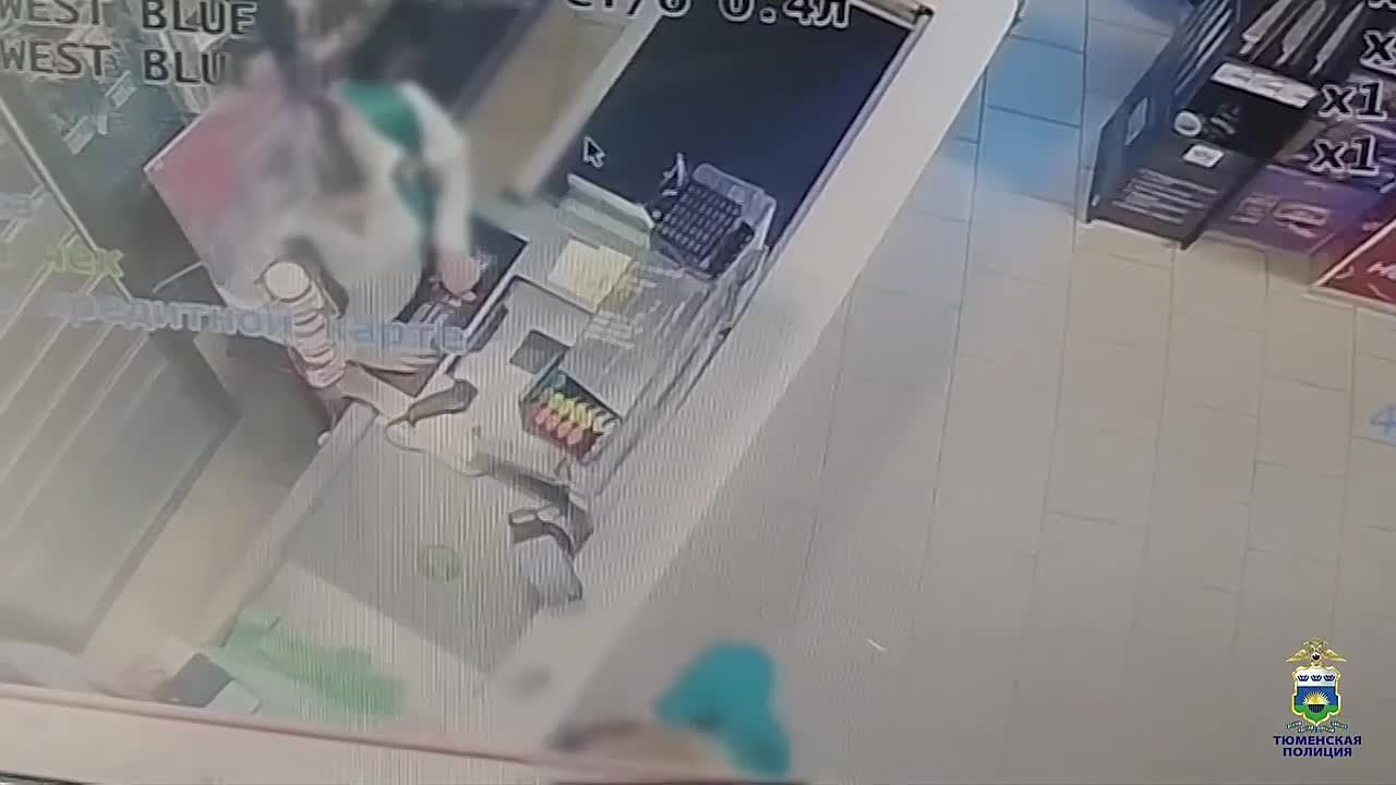 В полицию Тюмени поступило сообщение от местной жительницы, которая сообщила, что потеряла свою банковскую карту, в последствии неизвестными было похищено около 5500 рублей